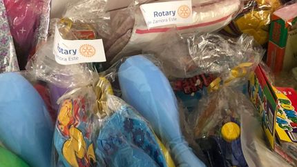 Una socia se encargó de poner en condiciones cada juguete que fue entregado.