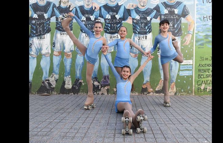 Unas 50 chicas de distintas edades practican patín en el club.