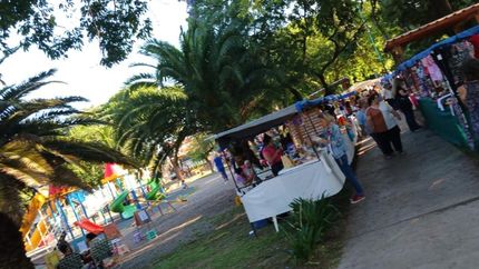 La plaza, nuevamente llena de puestos. La aceptación de los vecinos con la feria cada vez es mayor.