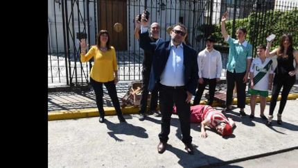 en la versión de manzi, se toman sólo dos escenas de la pieza teatral original.