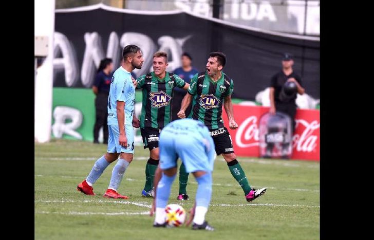 Sánchez Sotelo grita su gol y desata el enojo de Temperley. Hubo lío en el final.