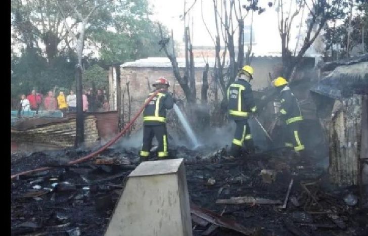 Su vecino, que quedó detenido, roció con nafta la casa y después la incendió.