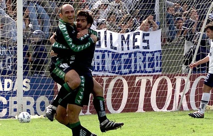 Garrafa Sánchez y Darío Forestello, en un abrazo interminable.
