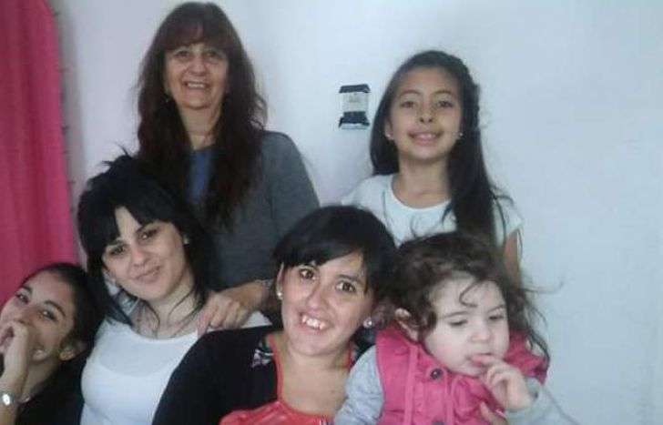 Madre, hijas y nietas. Comparten el arte con amor.