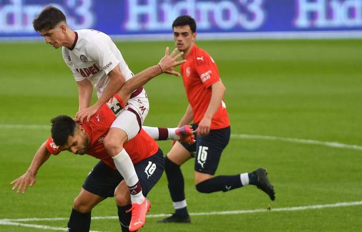 Tomás Belmonte se sube encima de Silvio Romero.