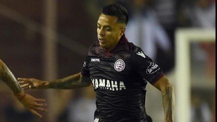 por el choque con acosta, barrientos sufrio una dura lesion