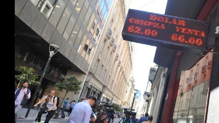 el dolar llego a $65 y alcanzo un nuevo record