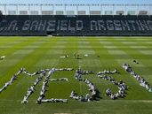 Más de 130 alumnos, junto a sus familias y docentes de Banfield formaron Messi.