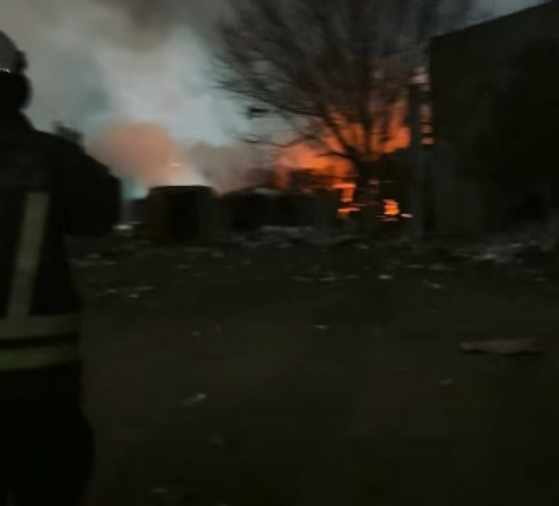 El incendio en el depósito requirió un importante operativo.