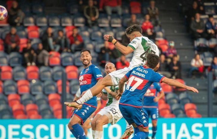 Cabezazo forzado de Milton Giménez.