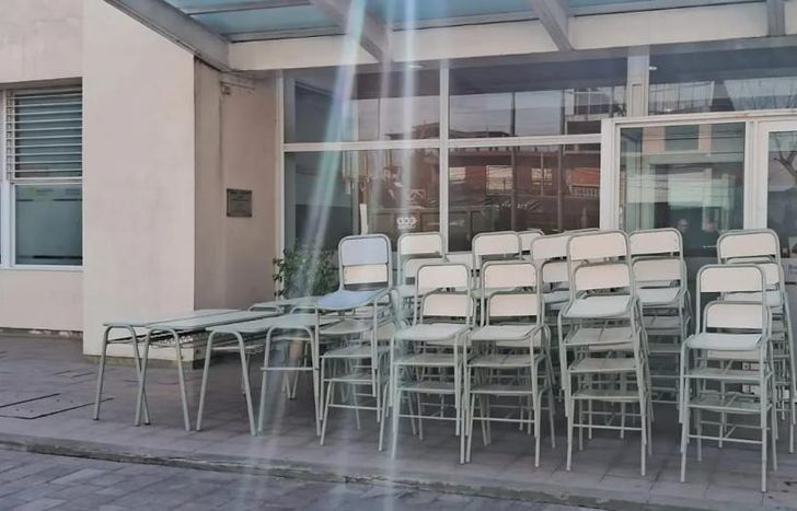 El mobiliario reparado por los internos.