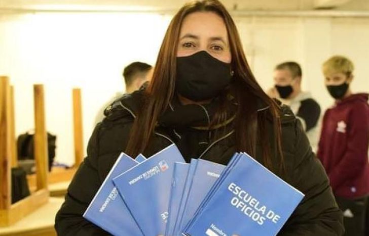 También dicta cursos virtuales.