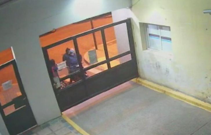 El momento en que dos sujetos llegan en moto a dejar la amenaza en la Municipalidad de Venado Tuerto.