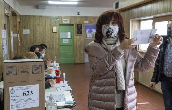 Cristina emitió su voto en la Escuela N°19, en Rio Gallegos.