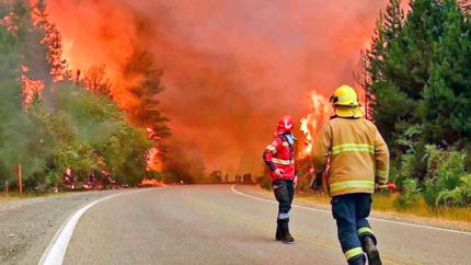 El fuego no da tregua en la Patagonia. Desde Lomas, a través de los rotarios, aportarán dinero para la causa.