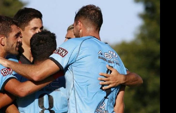 Todos los abrazos para Nicolás Benegas, autor del segundo gol de la tarde en Adrogué.