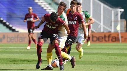 Aguirre frena un avance de Isnaldo. Aguirre frena un avance de Isnaldo.