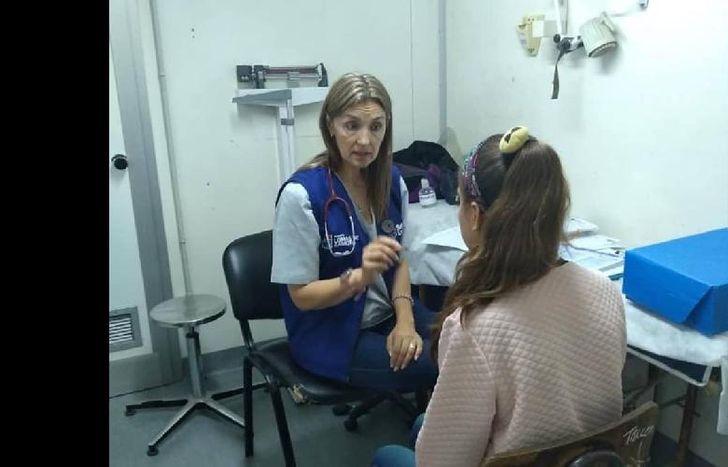 se busca garantizar el acceso gratuito y descentralizar la atención en cada barrio.