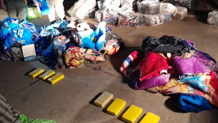 Gendarmería Nacional encontró 17 kilos de cocaína en el micro.