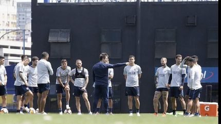Guillermo da indicaciones durante el entrenamiento realizado en Casa Amarilla.