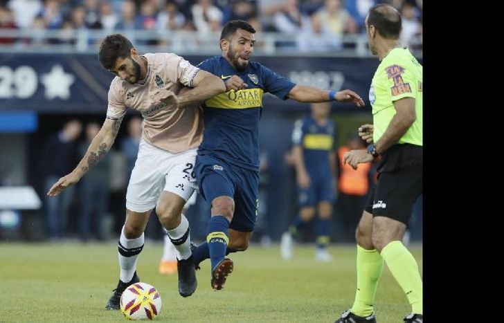 Tevez, que jugó de nueve, no pudo con los centrales del Lobo.
