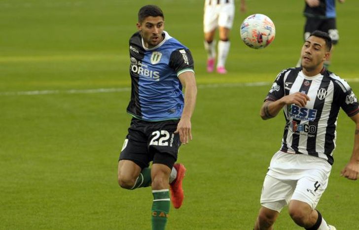 Álvarez y Salomón no le sacan la vista a la pelota.