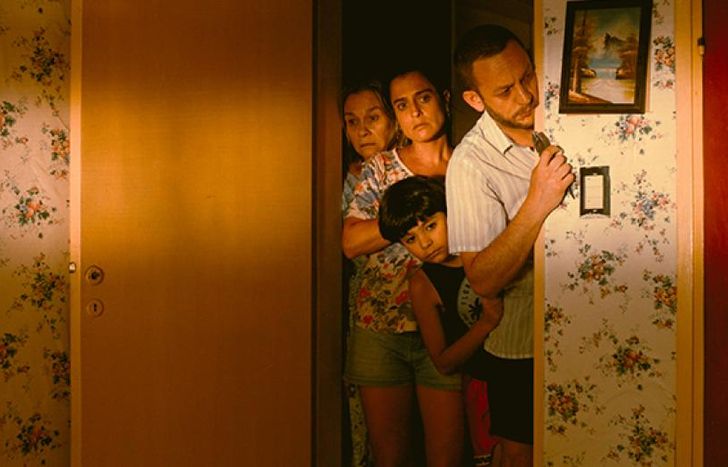 Una escena de Una casa con dos perros.