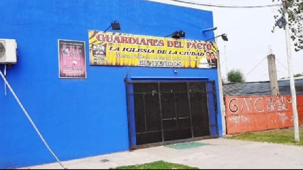 Aseguran que ya no está la faja de seguridad en la puerta del templo.
