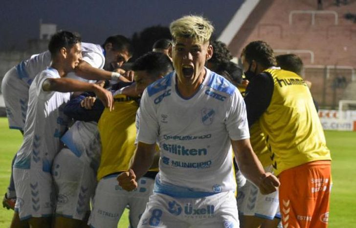 Díaz, una de las figuras del Cele, celebra tres puntos valisoos.