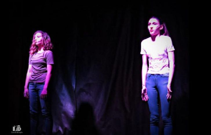 En la obra que trata la violencia de género.