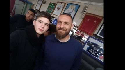 Los hinchas aprovecharon para fotografiarse con la figura italiana.