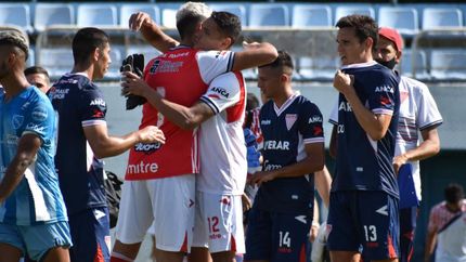 Brey se abraza con Díaz, el otro arquero milrayitas. Brey se abraza con Díaz, el otro arquero milrayitas.