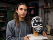 Aarón, de la secundaria técnica Nº5 2 de Abril de Temperley, creó Alic, un rostro robótico.