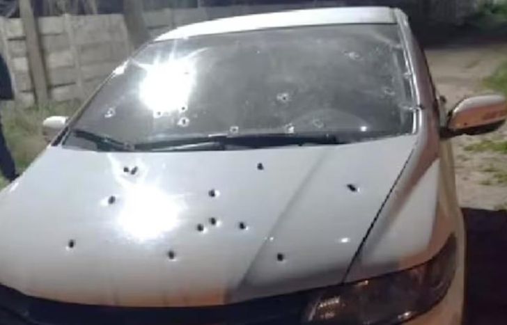 Así quedó el auto tras la balacera.