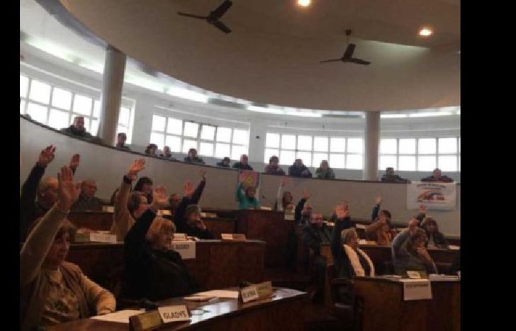 los abuelos se ponen de acuerdo en el concejo deliberante.