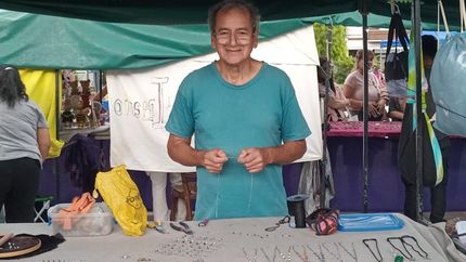 Hugo participa de la feria que se hace los fines de semana en la Plaza Grigera.