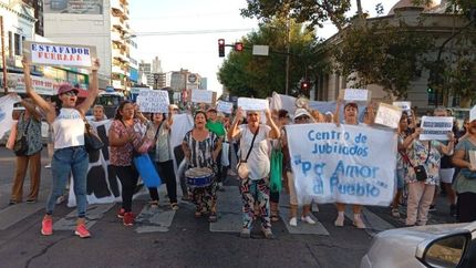 no alcanza: los jubilados sostienen sus reclamos ante javier milei