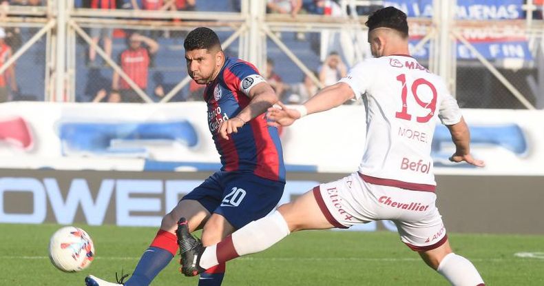 Néstor Ortigoza en otros tiempos, con la camiseta de San Lorenzo.