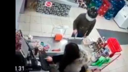 pilar: balean a la cajera de un supermercado chino