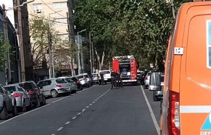 Bomberos de Lomas y Defensa Civil trabajando en el lugar.