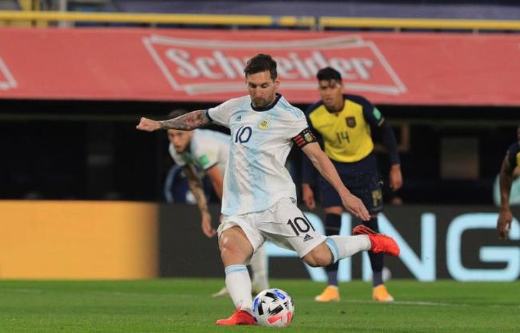 Messi, de penal, convierte el único gol del partido.