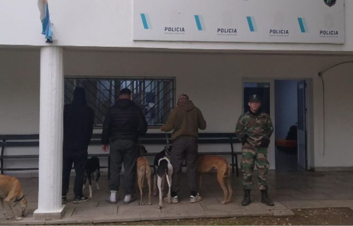 Llevaban perros galgos para cazar.