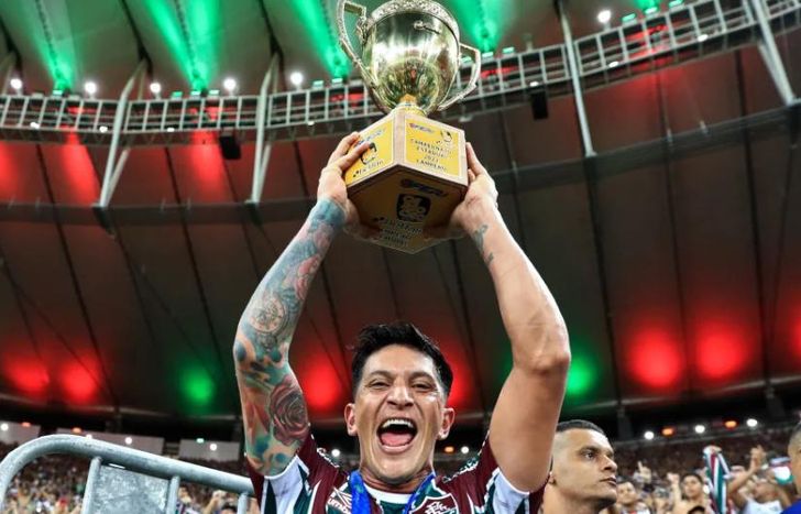 Cano levantando la Copa Carioca.