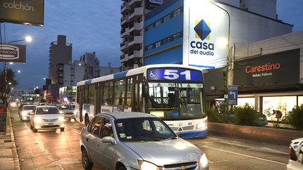 Algunas líneas de colectivos que circulan por Lomas de Zamora no hacen el paro de la CGT.