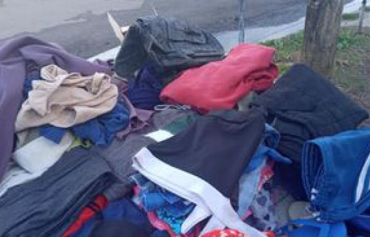 Hay ropa de niños y adultos a precios muy bajos.