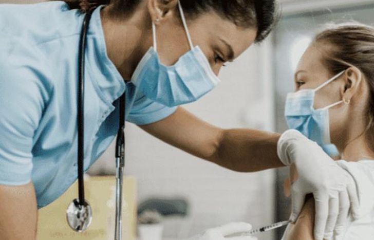 Buscarán avanzar con la vacunación a menores.