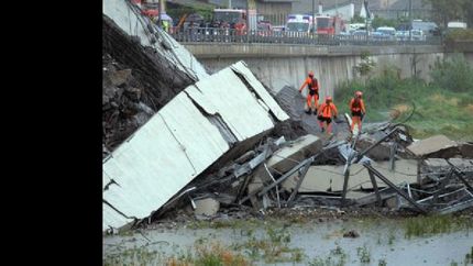 italia: colapsa un puente, caen varios autos al vacio y ya son 22 los muertos
