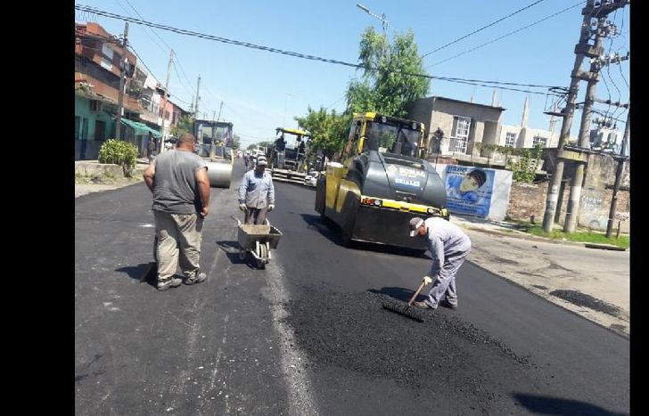 En la zona las cuadrillas del Municipio están colocando carpeta asfáltica.
