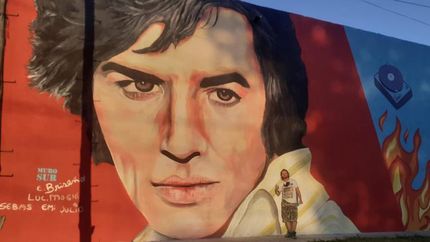 Ezequiel junto a la obra de arte, lo nuevo de Muro Sur.