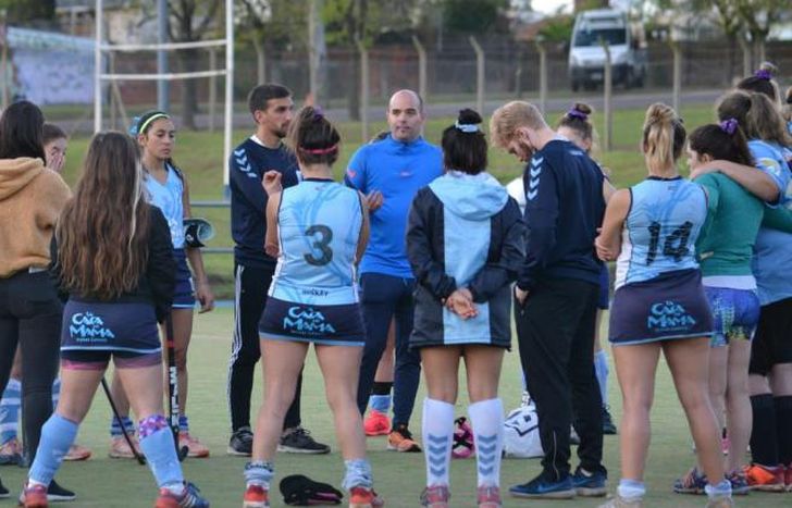 Martín Gallo junto al plantel de Temperley.